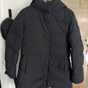 Uniqlo Women's Black Seamless Down Short Coat